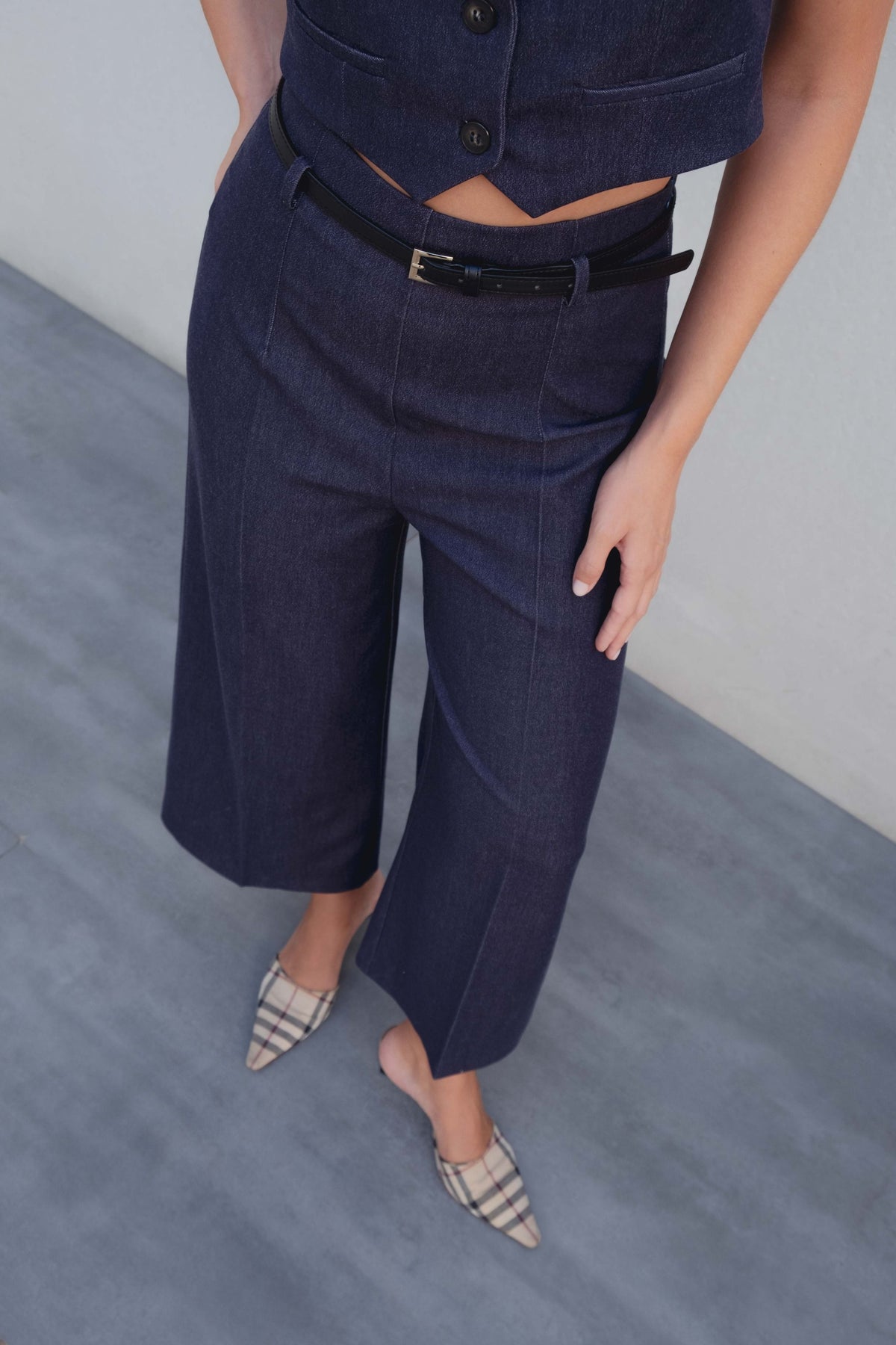 CONJUNTO JEANS CULOTTE - CALÇA E COLETE CURTO